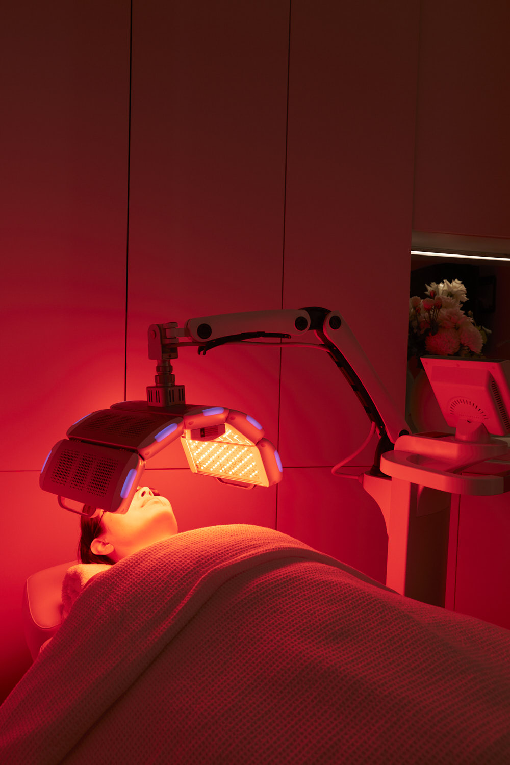 A client receiving a professional Red Light Therapy treatment at Body Sculpting Clinics Sydney, showing the LED light panels positioned for a 10-minute cellular rejuvenation session.