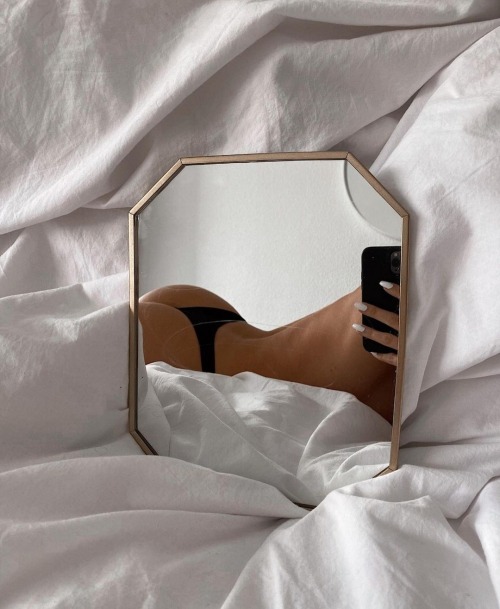 Mirror reflection showing a firm, defined lower body and glute contour following non-surgical butt lift and muscle sculpting treatments at Body Sculpting Clinics Sydney.