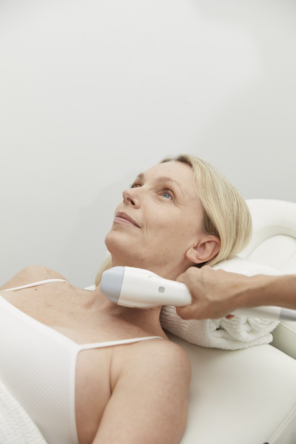 Clinician performing a HIFU non-surgical facelift and skin tightening treatment along the jawline and neck of a client at Body Sculpting Clinics Sydney.